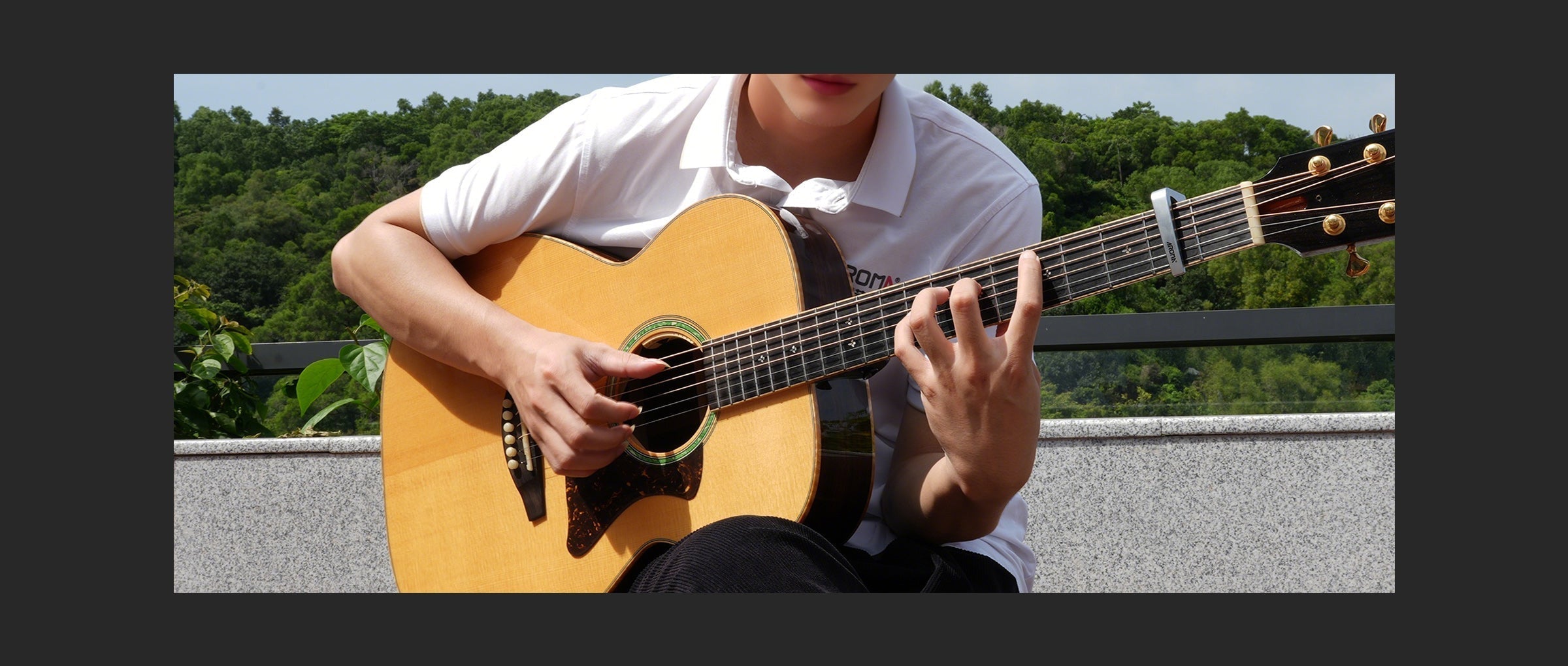 Precision-Meets-Style-Why-Guitarists-Choose-the-Aroma-Premium-Capo Aroma Music